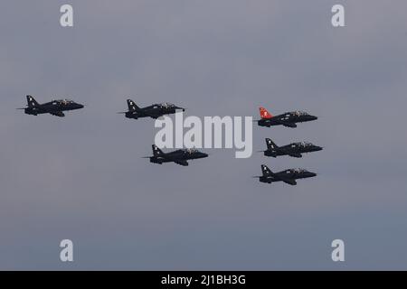 Leeming Bar, Großbritannien. 24. März 2022. RAF 100 Squadron Hawks fliegen im Rahmen ihrer Auflösung am 3/24/2022 in Leeming Bar, Großbritannien, an RAF Leeming vorbei. (Foto von Mark Cosgrove/News Images/Sipa USA) Quelle: SIPA USA/Alamy Live News Stockfoto