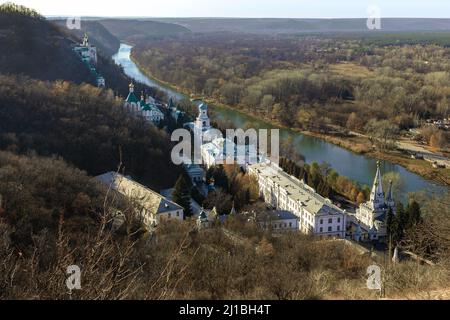 SWJATOGORSK, UKRAINE - 31. OKTOBER 2021: Dies ist die Swjatogorsk Lavra am Herbstmorgen. Stockfoto