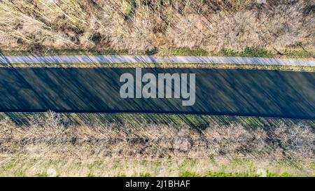 canal Dessel Schoten Luftbild in Rijkevorsel, kempen, Belgien, zeigt die Wasserstraße in der natürlichen grünen Agrarlandschaft. Hochwertige Fotos. Hochwertige Fotos Stockfoto