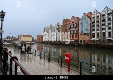 31. Dezember 2021 - Danzig, Polen: Blick auf den alten Hafen von Danzig Stockfoto