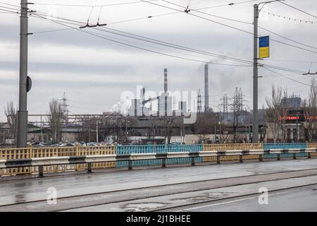 Die metallurgische Combine Asovstal Eisen- und Stahlwerke in Mariupol, Ukraine, während der russischen Invasion, als Russland die Ukraine am 24. Februar einmarschierte, p Stockfoto