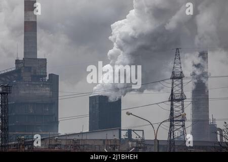 Die metallurgische Combine Asovstal Eisen- und Stahlwerke in Mariupol, Ukraine, während der russischen Invasion, als Russland die Ukraine am 24. Februar einmarschierte, p Stockfoto