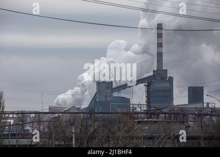 Die metallurgische Combine Asovstal Eisen- und Stahlwerke in Mariupol, Ukraine, während der russischen Invasion, als Russland die Ukraine am 24. Februar einmarschierte, p Stockfoto