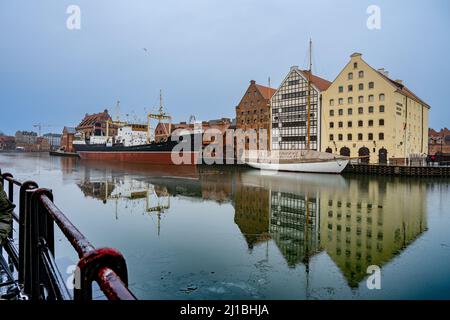 31. Dezember 2021 - Danzig, Polen: Blick auf das alte Stadtbild von Danzig. Reflexionen im Wasser Stockfoto