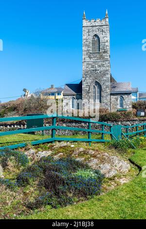 Baltimore, West Cork, Irland. 24. März 2022. Die Sonne schien heute in Baltimore, was Einheimische und Besucher dazu brachte, den warmen Frühlingstag zu genießen. St. Matthews Church of Ireland Church sonnt sich unter Sonnenschein und blauem Himmel. Quelle: AG News/Alamy Live News Stockfoto