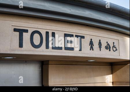 Schild für öffentliche Toiletten mit einem simble eines Mannes, einer Frau, eines Babys und einer behinderten Person Stockfoto