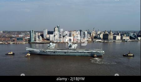 Die Flugzeugträgerin HMS Queen Elizabeth fährt den Fluss Mersey hinauf in den Hafen von Liverpool. Bilddatum: Donnerstag, 24. März 2022. Stockfoto