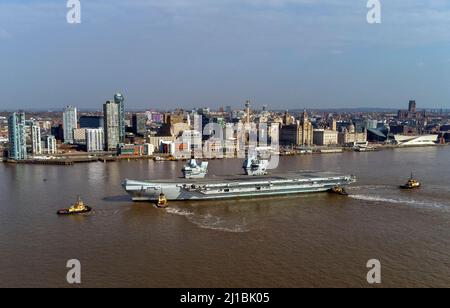 Die Flugzeugträgerin HMS Queen Elizabeth fährt den Fluss Mersey hinauf in den Hafen von Liverpool. Bilddatum: Donnerstag, 24. März 2022. Stockfoto