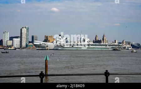 Die Flugzeugträgerin HMS Queen Elizabeth fährt den Fluss Mersey hinauf in den Hafen von Liverpool. Bilddatum: Donnerstag, 24. März 2022. Stockfoto