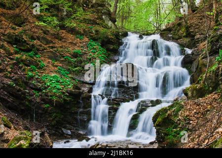 Ruhigen Wasserfall Landschaft mitten im herbstlichen Wald Stockfoto