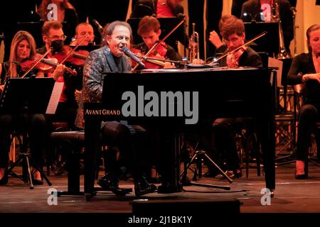 Roby Facchinetti Symphony live im Teatro Gaetano Donizetti mit Diego Basso, Orchestra Ritmico Sinfonica Italiana und Coro Pop Art Voice Academy. (Foto von Andrea Ripamonti / Pacific Press/Sipa USA) Stockfoto