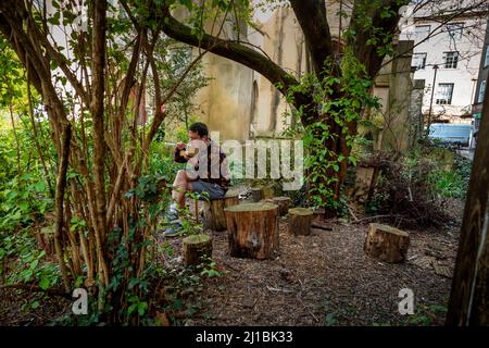 Cambridge Cambridgeshire England Spring Sunshine 22 March 2022 Ein ruhiges Mittagessen auf dem alten Friedhof von St. Edward King and Martyr Church of England C. Stockfoto