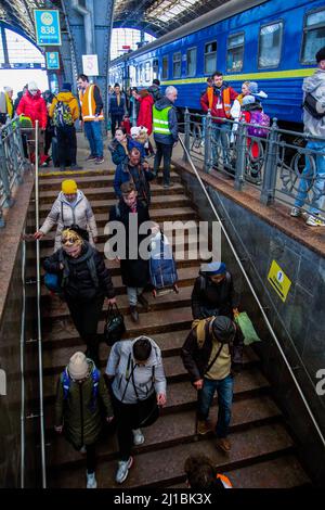 24. März 2022, Lviv, Oblast Lviv, Ukraine: Mariupol-Flüchtlinge verlassen einen Zug nach ihrer Ankunft in Lviv Ein Zug, der Flüchtlinge aus dem kriegsgebeutelten Mariupol transportete, kam am Bahnhof von Lviv an. Viele werden ihre Reise von Lemberg aus aus der Ukraine fortsetzen. (Bild: © Ty Oneil/SOPA Images via ZUMA Press Wire) Stockfoto