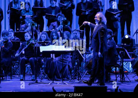 Roby Facchinetti Symphony live im Teatro Gaetano Donizetti mit Diego Basso, Orchestra Ritmico Sinfonica Italiana und Coro Pop Art Voice Academy. (Foto von Andrea Ripamonti / Pacific Press/Sipa USA) Stockfoto