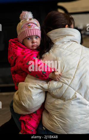 24. März 2022, Lwiw, Oblast Lwiw, Ukraine: Ein Kind wird nach der Abfahrt eines Zuges aus Mariupol festgehalten. Ein Zug, der Flüchtlinge aus dem zerrissenen Mariupol transporte, kam am Bahnhof von Lemberg an. Viele werden ihre Reise von Lemberg aus aus der Ukraine fortsetzen. (Bild: © Ty Oneil/SOPA Images via ZUMA Press Wire) Stockfoto