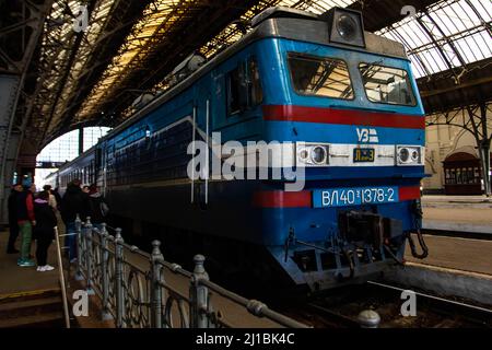 24. März 2022, Lemberg, Oblast Lemberg, Ukraine: Ein Zug, der Flüchtlinge von Mariupol nach Lemberg bringt. Ein Zug, der Flüchtlinge aus dem zerrissenen Mariupol transporte, kam am Bahnhof von Lemberg an. Viele werden ihre Reise von Lemberg aus aus der Ukraine fortsetzen. (Bild: © Ty Oneil/SOPA Images via ZUMA Press Wire) Stockfoto