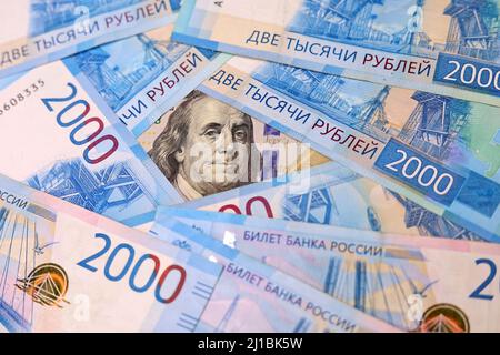 US-Dollar umgeben von russischen Rubel. Konzept des Wechselkurses, amerikanische Sanktionen gegen Russland Stockfoto