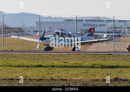 Saint Gallen, Altenrhein, Schweiz, 12. Februar 2022 Piper PA28-181 das Propellerflugzeug Archer II rollt auf die Start- und Landebahn 28 Stockfoto