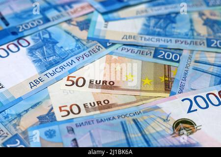 Euro-Banknoten umgeben von russischen Rubel. Wirtschaft Russlands während der europäischen Sanktionen, Wechselkurs Stockfoto