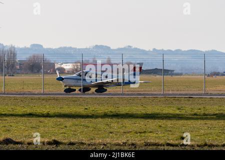 Saint Gallen, Altenrhein, Schweiz, 12. Februar 2022 Piper PA28-181 das Propellerflugzeug Archer II rollt auf die Start- und Landebahn 28 Stockfoto