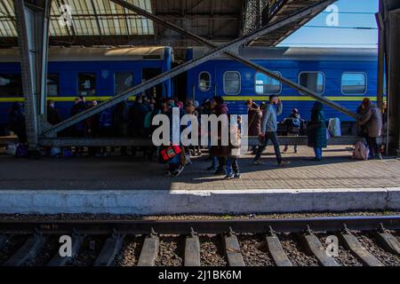 24. März 2022, Lwiw, Oblast Lwiw, Ukraine: Flüchtlinge verlassen einen Zug aus Mariupol, nachdem sie in Lwiw angekommen sind. Ein Zug, der Flüchtlinge aus dem zerrissenen Mariupol transporte, kam am Bahnhof von Lemberg an. Viele werden ihre Reise von Lemberg aus aus der Ukraine fortsetzen. (Bild: © Ty Oneil/SOPA Images via ZUMA Press Wire) Stockfoto