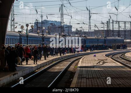 24. März 2022, Lwiw, Oblast Lwiw, Ukraine: Menschen verlassen einen Zug aus Mariupol und fliehen vor russischer Gewalt. Ein Zug, der Flüchtlinge aus dem zerrissenen Mariupol transporte, kam am Bahnhof von Lemberg an. Viele werden ihre Reise von Lemberg aus aus der Ukraine fortsetzen. (Bild: © Ty Oneil/SOPA Images via ZUMA Press Wire) Stockfoto