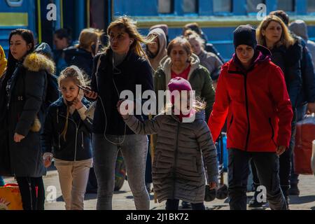 24. März 2022, Lemberg, Oblast Lemberg, Ukraine: Frau und Kinder aus Mariupol kommen in Lemberg an. Ein Zug, der Flüchtlinge aus dem zerrissenen Mariupol transporte, kam am Bahnhof von Lemberg an. Viele werden ihre Reise von Lemberg aus aus der Ukraine fortsetzen. (Bild: © Ty Oneil/SOPA Images via ZUMA Press Wire) Stockfoto