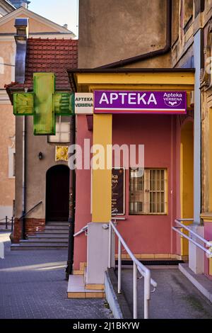Eine vertikale Aufnahme des Vordereingangs eines Drogerieladens mit einem Kreuzsymbol in Polen Stockfoto