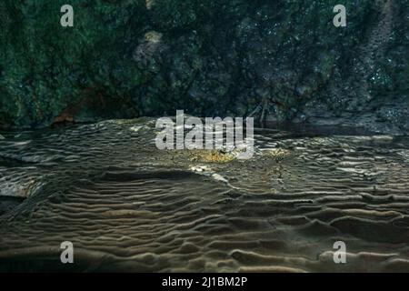 Unterirdische Landschaft, Höhlenforscher in einer unterirdischen Höhle Stockfoto