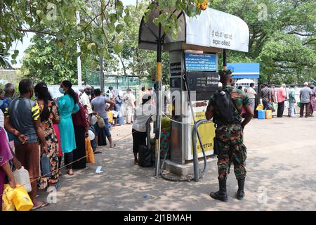 Colombo, West, Sri Lanka. 24. März 2022. Soldaten der srilankischen Armee bewachen eine Tankstelle, während die Menschen in Colombo darauf warten, Kraftstoff zu bekommen. (Bild: © Saman Abesiriwardana/Pacific Press via ZUMA Press Wire) Stockfoto