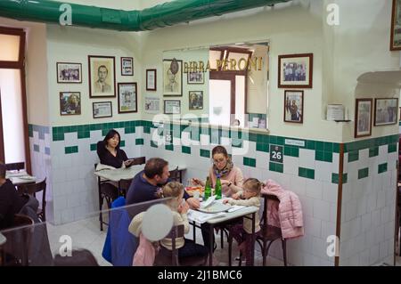 Das Innere der L'Antica Pizzeria Da Michele in Neapel Stockfoto