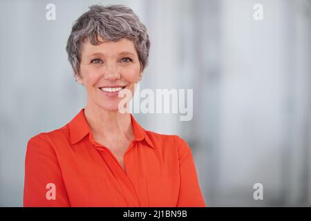 Du bist nie zu alt, um deinen Träumen nachzugehen. Porträt einer reifen Geschäftsfrau, die in einem Büro steht. Stockfoto