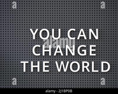 Phrase Sie können die Welt ändern, die mit weißen Buchstaben auf einer grauen Tafel geschrieben wird Stockfoto