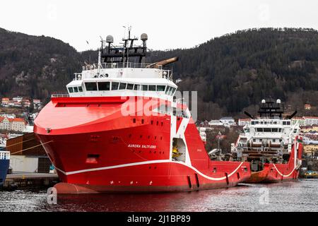 Offshore Anchor Handling Schlepper Supply and Service Vessel (AHTS) Aurora Saltfjord im Hafen von Bergen, Norwegen. Liegt in Skoltegornskaien. Aurora Sa Stockfoto