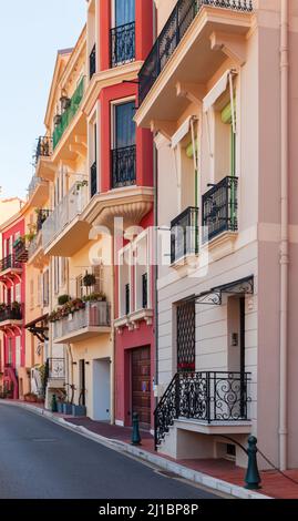 Monte Carlo, Monaco. Straßenansicht an einem sonnigen Tag, vertikales Foto Stockfoto