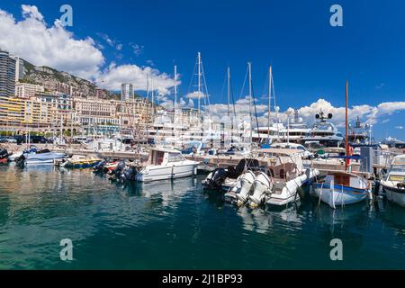 Port Hercule, Blick auf die Küste an einem sonnigen Sommertag. Yachten und Vergnügungsmotorboote, die in der Marina festgemacht sind. Monte Carlo, Monaco Stockfoto