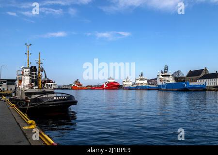 Offshore-Plattformversorgungsschiffe (PSV) Aurora Galaxy, Aurora Horizon und Hermit Storm am Festningskaien Kai im Hafen von Bergen, Norwegen. AHTS ve Stockfoto