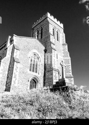 Blick auf die Ellesborough-Kirche aus dem 15.. Jahrhundert, auf einem kleinen grasbewachsenen Hügel, in Schwarz-Weiß in den Chiltern Hills, England, Großbritannien Stockfoto