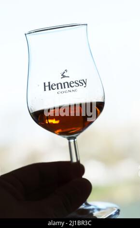 Cognac, Frankreich. 22. März 2022. Ein Glas Hennessy Cognac ist am 22. März 2022 im Hennessy-Haus in Cognac, Südwestfrankreich, abgebildet. Cognac/Eau-de-vie de Cognac/Eau-de-vie des charentes ist im Abkommen zwischen China und der EU über geografische Angaben aufgeführt. Kredit: Gao Jing/Xinhua/Alamy Live Nachrichten Stockfoto