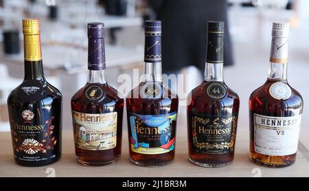 Cognac, Frankreich. 22. März 2022. Flaschen von Hennessy Cognac sind in Cognac, Südwestfrankreich, 22. März 2022 abgebildet. Cognac/Eau-de-vie de Cognac/Eau-de-vie des charentes ist im Abkommen zwischen China und der EU über geografische Angaben aufgeführt. Kredit: Gao Jing/Xinhua/Alamy Live Nachrichten Stockfoto