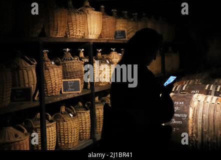 Cognac, Frankreich. 22. März 2022. Demijohns sind in einem Keller zu sehen, der zur Lagerung von seltenen und alten Cognacs in der Hennessy-Fabrik in Cognac, Südwestfrankreich, 22. März 2022 verwendet wird. Cognac/Eau-de-vie de Cognac/Eau-de-vie des charentes ist im Abkommen zwischen China und der EU über geografische Angaben aufgeführt. Kredit: Gao Jing/Xinhua/Alamy Live Nachrichten Stockfoto
