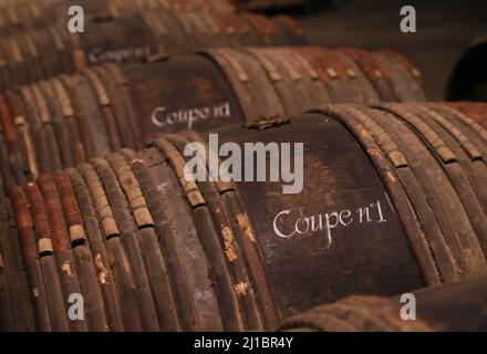 Cognac, Frankreich. 22. März 2022. Eichenfässer werden in einem Keller gelagert, in dem seltener und alter Cognac in der Hennessy-Fabrik in Cognac, Südwestfrankreich, gelagert wird, 22. März 2022. Cognac/Eau-de-vie de Cognac/Eau-de-vie des charentes ist im Abkommen zwischen China und der EU über geografische Angaben aufgeführt. Kredit: Gao Jing/Xinhua/Alamy Live Nachrichten Stockfoto