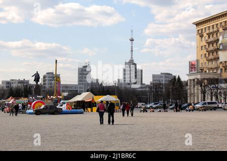 CHARKOW, UKRAINE - 21. APRIL 2011: Dies ist der Platz der Freiheit mit dem Gebäude der Staatsindustrie, im Stil des Konstruktivismus der 30s gebaut Stockfoto