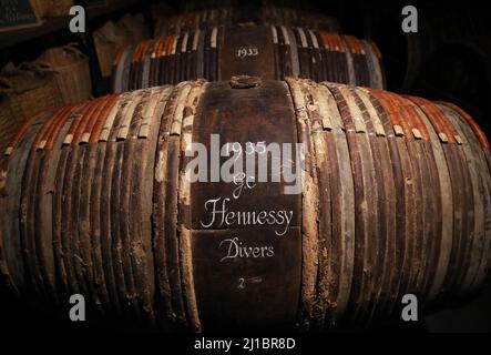 Cognac, Frankreich. 22. März 2022. Eichenfässer werden in einem Keller gelagert, in dem seltener und alter Cognac in der Hennessy-Fabrik in Cognac, Südwestfrankreich, gelagert wird, 22. März 2022. Cognac/Eau-de-vie de Cognac/Eau-de-vie des charentes ist im Abkommen zwischen China und der EU über geografische Angaben aufgeführt. Kredit: Gao Jing/Xinhua/Alamy Live Nachrichten Stockfoto
