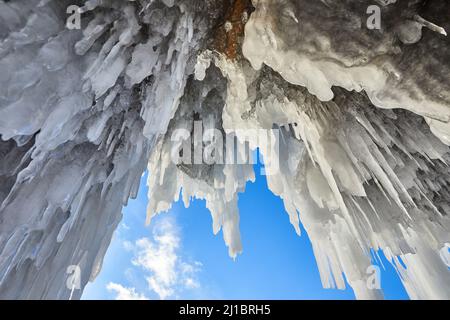 Wintermuster aus Eisstalaktiten Stockfoto