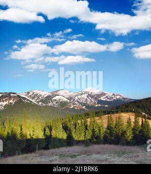 Schöner sonniger Tag ist in Berglandschaft. Karpaten, Ukraine. Stockfoto