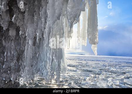 Wintermuster aus Eisstalaktiten Stockfoto