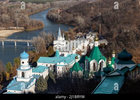 SWJATOGORSK, UKRAINE - 31. OKTOBER 2021: Dies ist ein Blick von oben auf den Gebäudekomplex des Swjatogorsk Lavra. Stockfoto