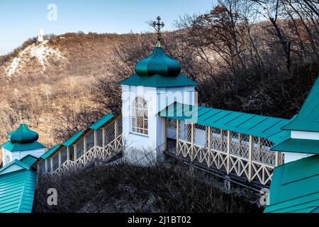 SWJATOGORSK, UKRAINE - 31. OKTOBER 2021: Dies ist eine überdachte Galerie der Kyrill- und Methodius-Treppe zu den oberen Gebäuden des Swjatogorsk Lavra. Stockfoto