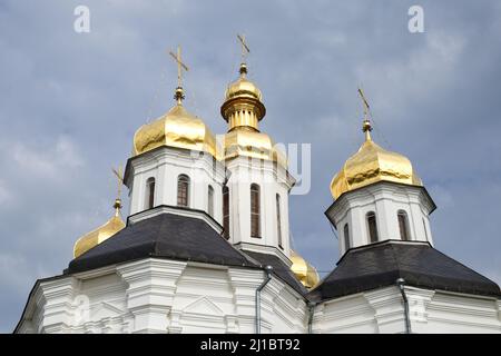 Vergoldete Kuppeln einer alten orthodoxen Kirche gegen den Himmel. Katharinenkirche Stockfoto